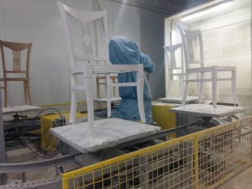Робот для окраски стульев из массива